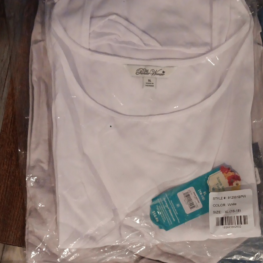 The Pioneer Woman Classic White Top